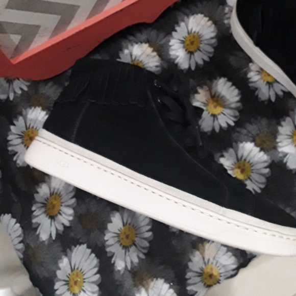 Ugg - Picture 3 of 8